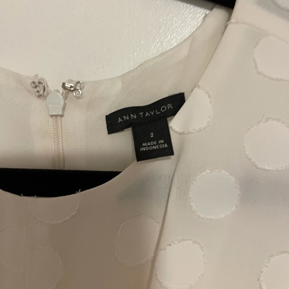 EUC Ann Taylor off white top -SIZE - SMALL - Picture 2 of 3